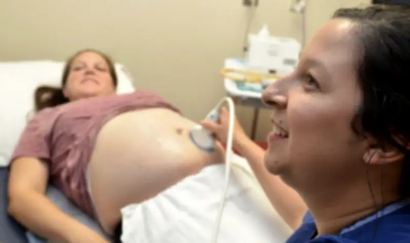 Échographies et paternité : comment les mères sécurisent l'investissement paternel