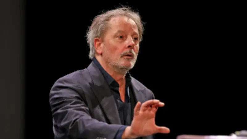 Christophe Alévêque débarque en Lozère avec son spectacle explosif "Revue de presse"