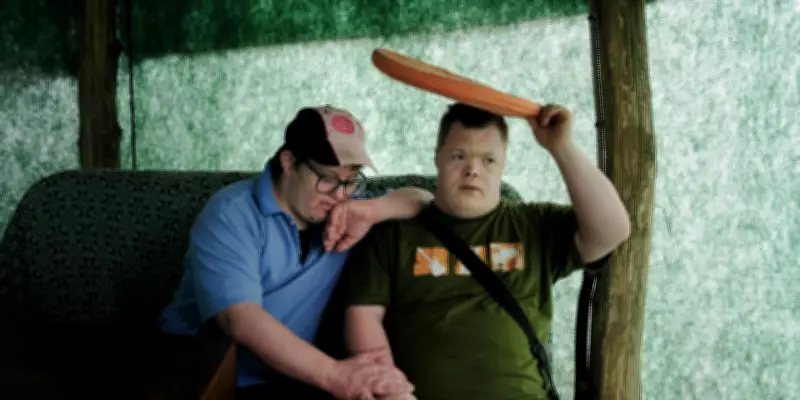 Chronique photographique de la vie de Giulio et Gregor, deux hommes trisomiques