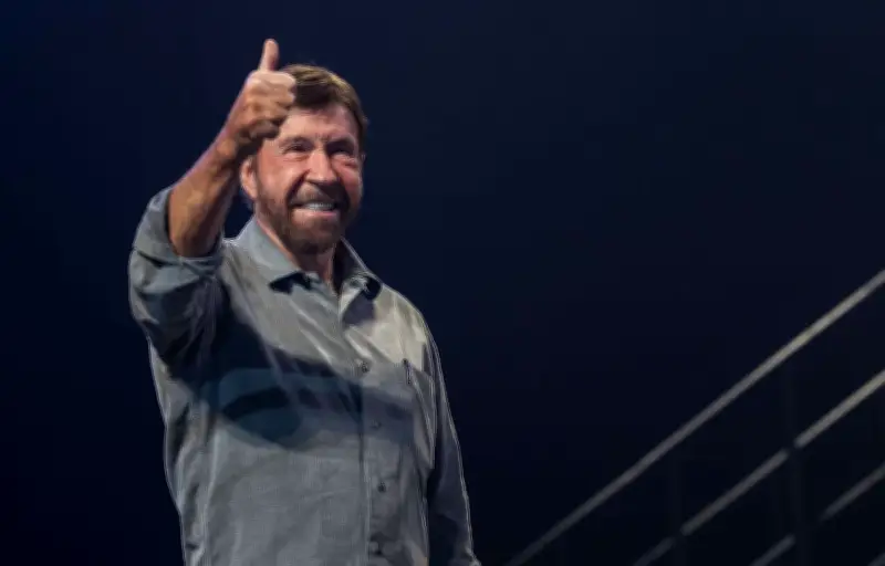 Chuck Norris hospitalisé à Hawaï après un malaise, l'acteur de 86 ans reste de bonne humeur