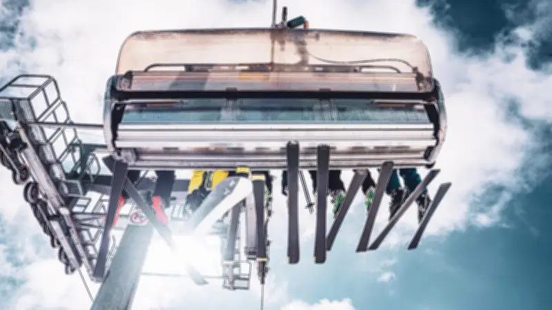 Chute de 9 mètres d'un enfant de 8 ans depuis un télésiège en Californie