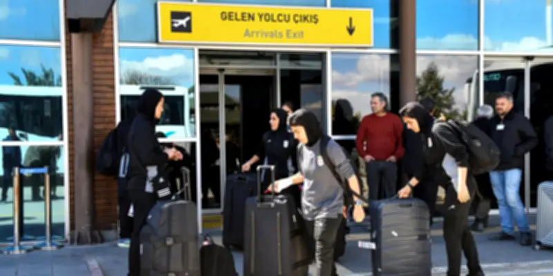 Cinq joueuses de l'équipe féminine de football iranienne franchissent la frontière turco-iranienne