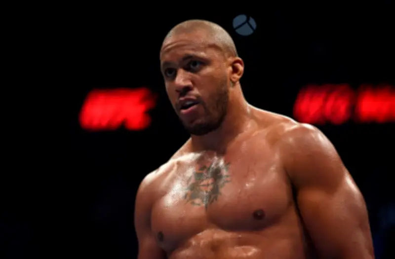 Ciryl Gane affronte Alex Pereira pour la ceinture intérimaire des lourds à l'UFC