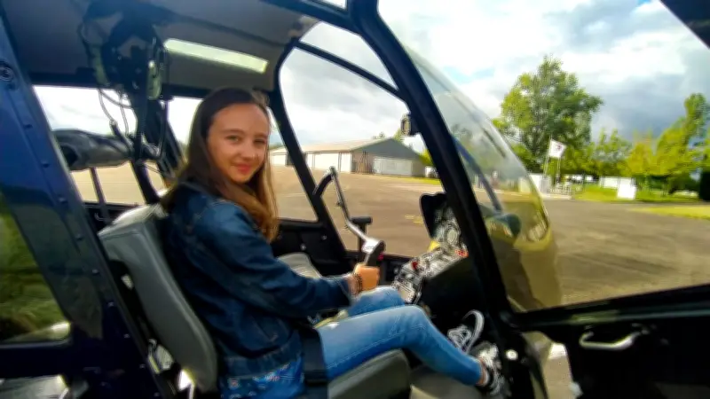Clara Duboscq, 17 ans, devient la plus jeune pilote d'hélicoptère de France