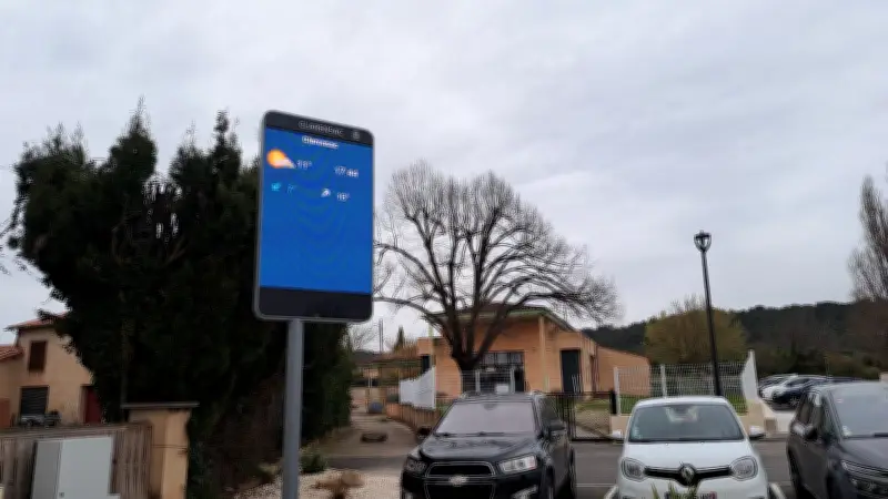 Clarensac modernise sa communication avec des panneaux lumineux d'information