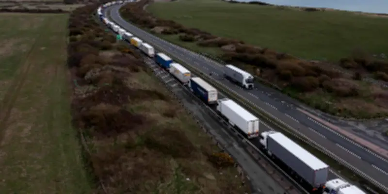 À Clermont-Ferrand, routiers et agriculteurs manifestent contre la flambée des prix des carburants