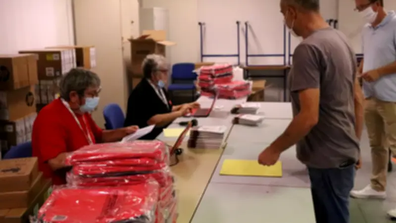 Clermont-l'Hérault : distribution d'ordinateurs gratuits aux lycéens de René-Gosse