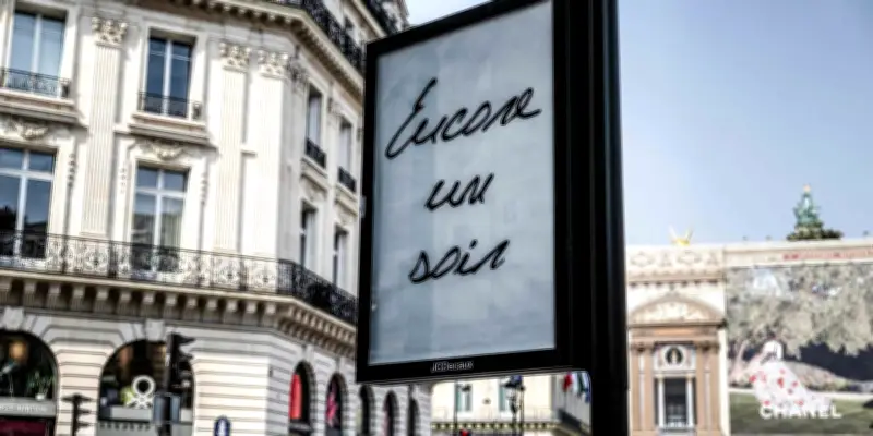 Céline Dion : des affiches énigmatiques à Paris ravivent l'espoir d'un retour sur scène