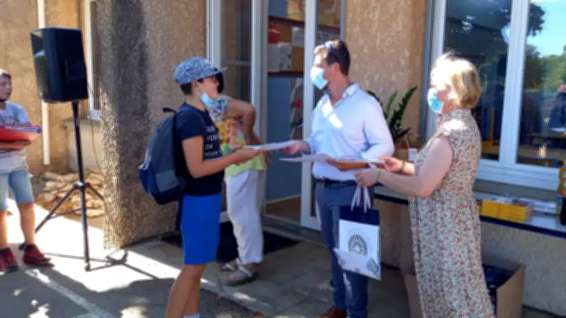 Codognan célèbre ses élèves de CM2 avec des cadeaux personnalisés