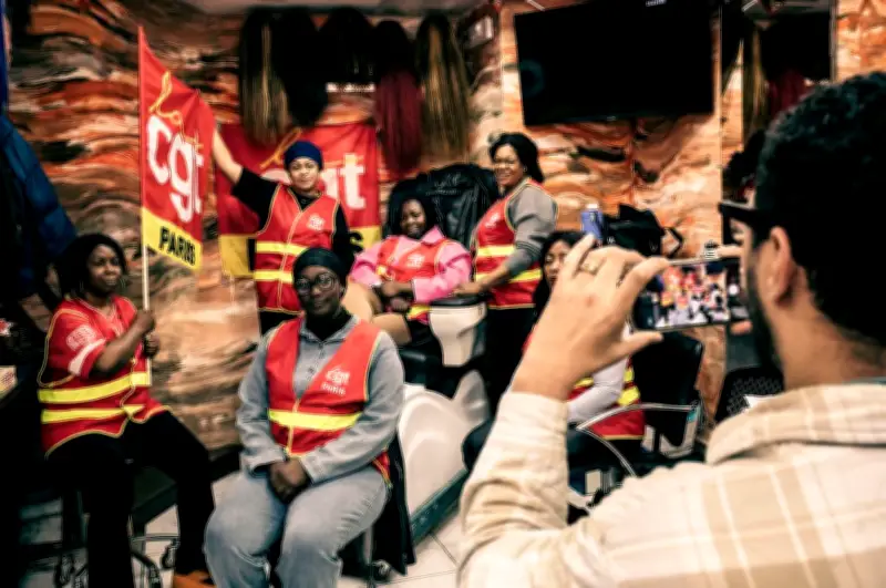 Coiffeuses et esthéticiennes sans-papiers en grève à Paris dénoncent des conditions d'exploitation