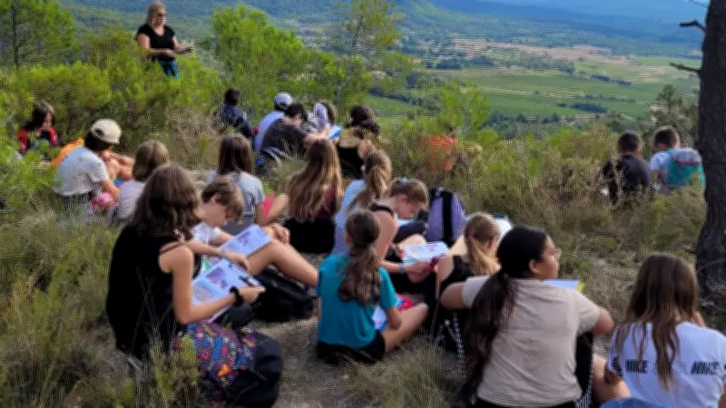 Collégiens en randonnée éducative sur le Causse de l'Hortus