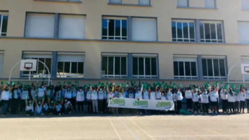 Collégiens mobilisés pour nettoyer les berges du Gardon lors d'une opération écologique