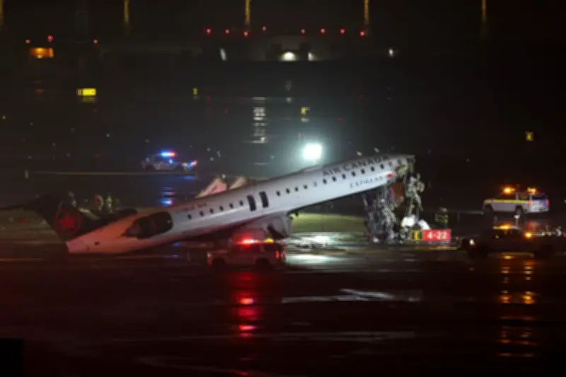 Collision avion-véhicule à LaGuardia : pilote et copilote grièvement blessés