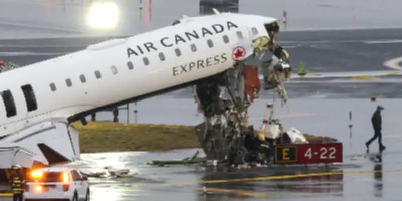 Collision à LaGuardia : un avion percute un véhicule de secours, images chocs