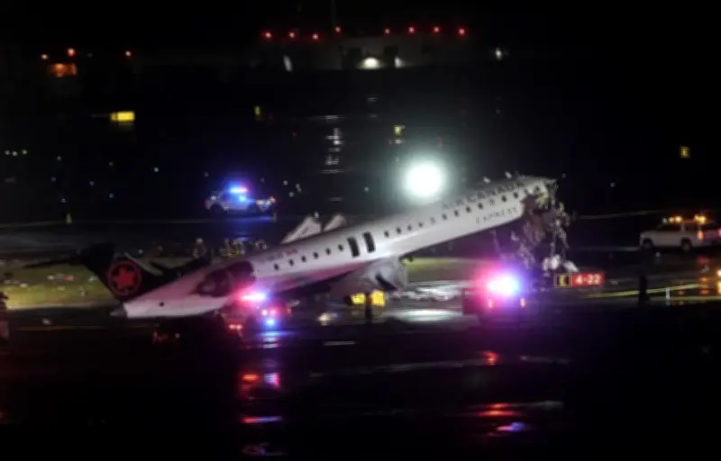 Collision à LaGuardia : un avion percute un véhicule de secours, l'aéroport fermé