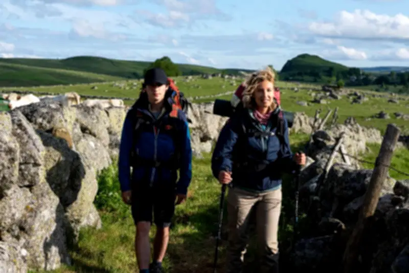 « Compostelle » avec Alexandra Lamy : une critique cinglante d'un film jugé comme un mauvais cours de développement personnel