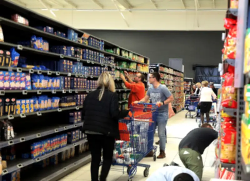 Conflit au Moyen-Orient : les Français stockent conserves et pâtes par précaution