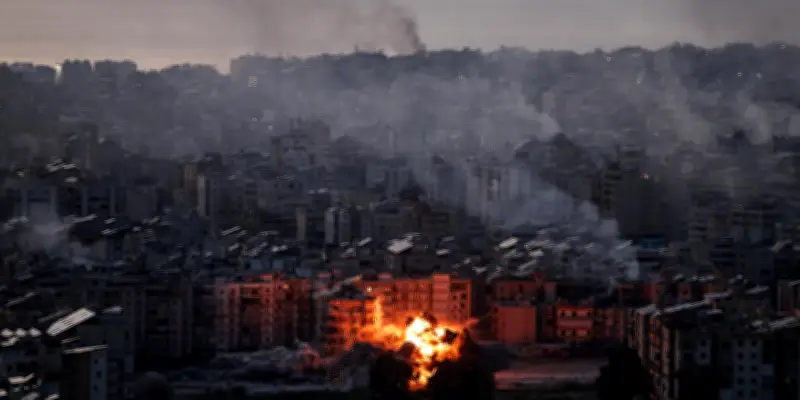 Conflit Iran-Israël : Macron condamne une attaque contre l'ONU au Liban, escalade régionale