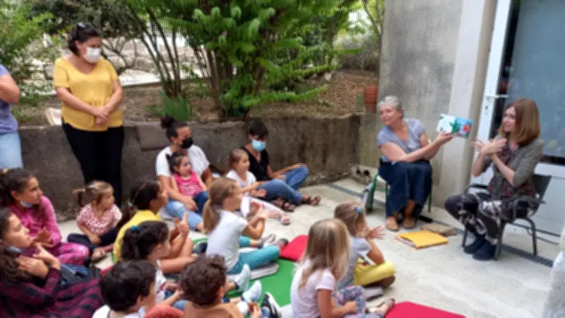 Contes bilingues en langage des signes captivent les enfants à la bibliothèque