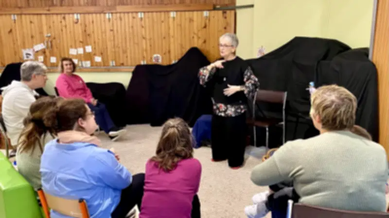 Conteuse Françoise Diep enchante assistantes maternelles et enfants à Nages-et-Solorgues