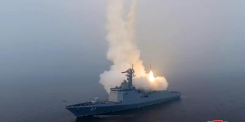 Corée du Nord : Kim Jong-un célèbre le succès d'essais de missiles stratégiques depuis un destroyer