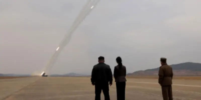 Corée du Nord : Kim Jong-un supervise un essai de lance-roquettes, une arme stratégique