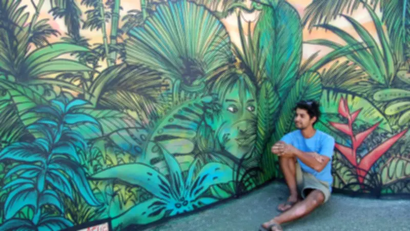 Cournonsec : une fresque géante de Gébraël illumine l'école Les enfants et la forêt