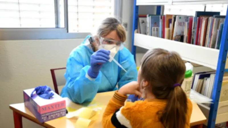 Covid-19 : 10 départements testent le dépistage hebdomadaire à l'école primaire