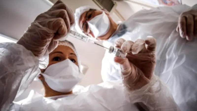 Covid-19 : la quatrième dose de vaccin à l'étude, une mesure non justifiée pour l'instant