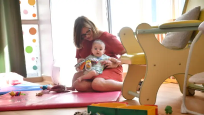 Crèches : 5 000 tonnes d'enfants portés en carrière, le syndicat dénonce une pénibilité invisible