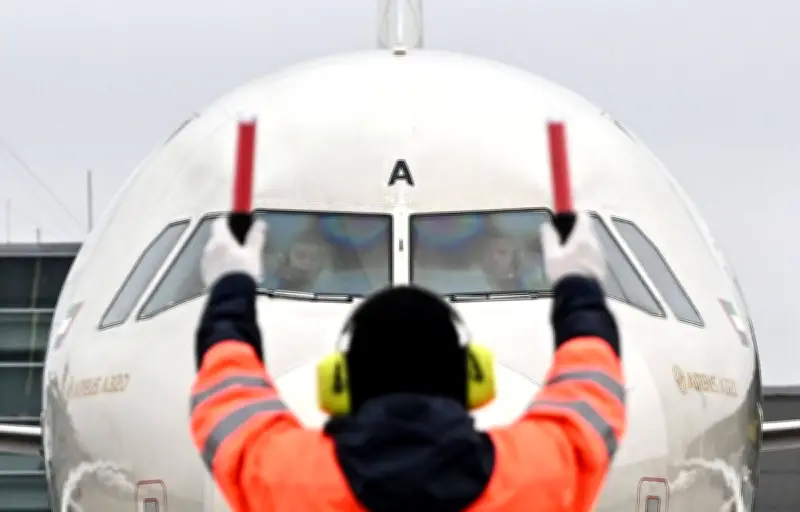 Crise au Moyen-Orient : le trafic aérien paralysé après les frappes sur l'Iran