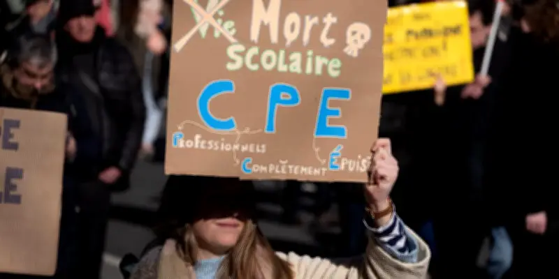 Crise des moyens dans les établissements scolaires : les vies scolaires sous tension