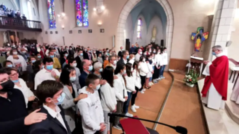 Cérémonie de confirmation pour douze collégiens en Aveyron