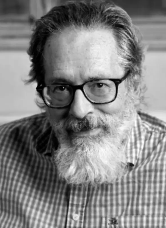 César Aïra explore le temps et la fourchette dans un nouveau recueil de prodiges littéraires