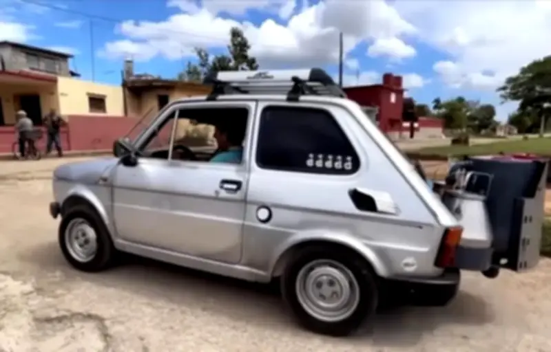 Cuba : un mécanicien transforme sa voiture pour rouler au charbon face à l'embargo