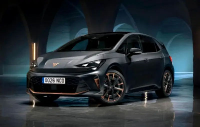 Cupra Born restylée : design agressif et intérieur modernisé pour la compacte électrique