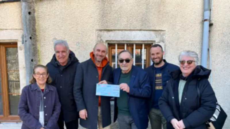 Cœur Larzac offre un don généreux à l'école de Cornus en Aveyron