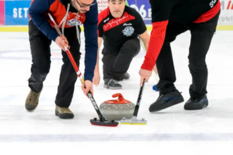 Curling à Nice : une passion nocturne sur glace malgré le manque d'infrastructures
