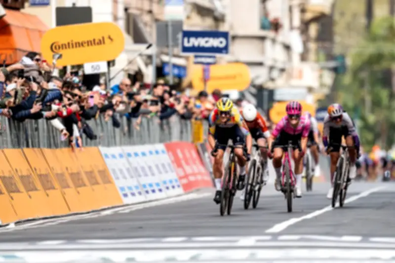 Cyclisme : La course féminine Milan-San Remo endeuillée par une chute spectaculaire