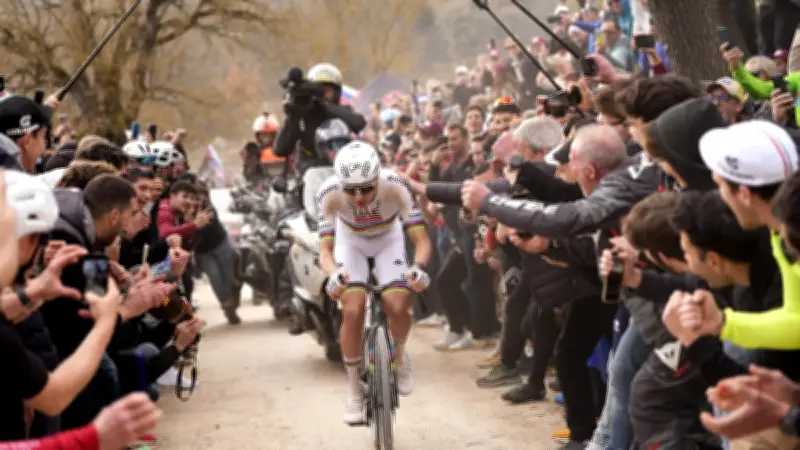 Cyclisme : Paul Seixas, la révélation française qui défie Pogacar aux Strade Bianche
