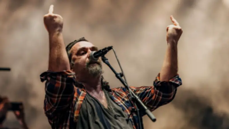 Damien Saez justifie des billets à 386,50 € pour un concert de huit heures à Paris