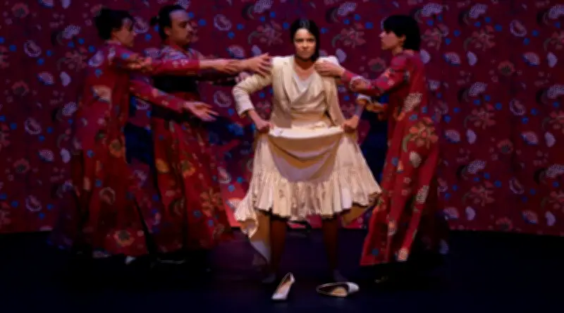 Dans 'Faire le Beau', Bérangère Vantusso explore l'impact des vêtements sur notre corps