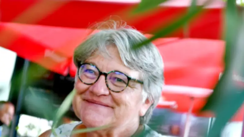 Dany Bénézet, enseignante retraitée, dénonce les attentes excessives envers l'école