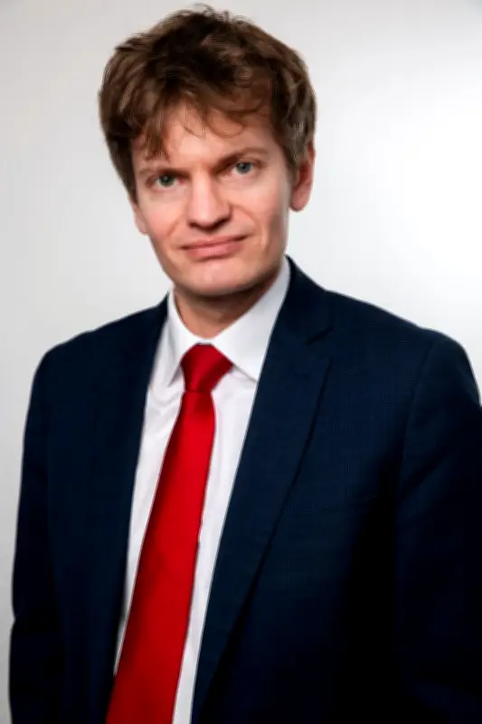 Darmanin réforme la justice criminelle : plaider-coupable et recul du jury populaire critiqués