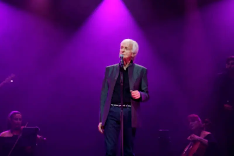 Dave à Pleyel : tubes inusables, hommage à Aznavour et quelques trébuchements