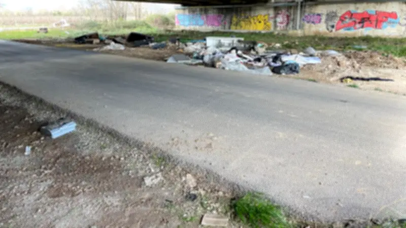 Décharge sauvage réapparaît sous le pont de l'A9 dans l'Hérault, les riverains exaspérés