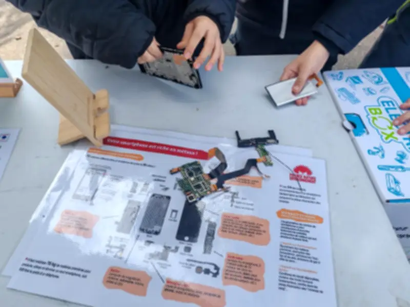 Découverte des secrets environnementaux du smartphone au collège de Castillon-la-Bataille
