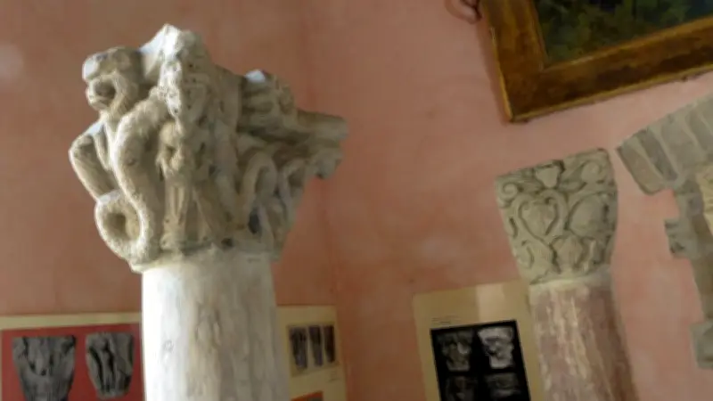 Découverte d'un chapiteau historique du cloître de Saint-Pons-de-Thomières