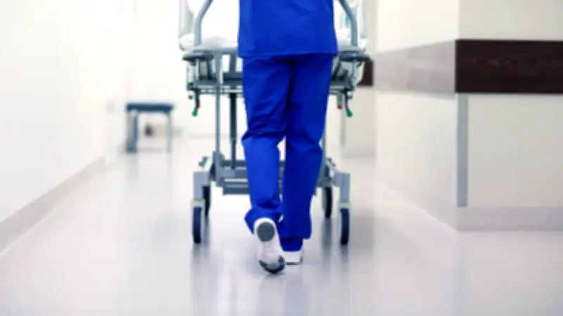 Décès d'une salariée d'Orano par méningite en Normandie : cas contacts et lien avec l'épidémie anglaise