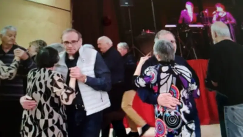 Dernier thé dansant avant les élections : succès populaire à Robiac-Rochessadoule